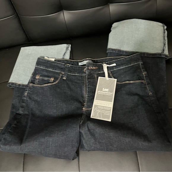 Women’s Lee Blue Relaxed Jeans with Wide Rolled Cuffs - Picture 6 of 10